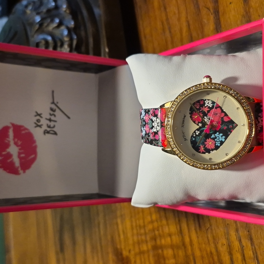 Betsy Johnson Women's Floral Heart Watch Brand New With Tag - Picture 3 of 6